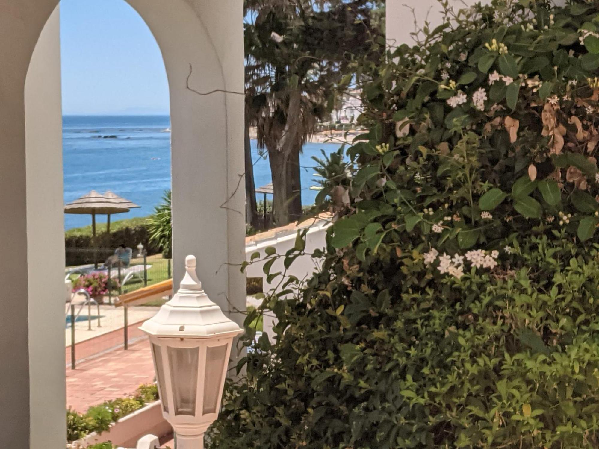 Apartament Tranquil Oceanfront Escape, One-bedroom Haven